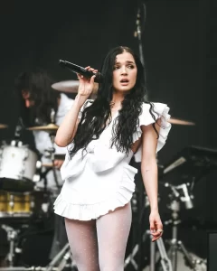 Poppy en Chile: De susurros en Youtube a rugir en escenarios