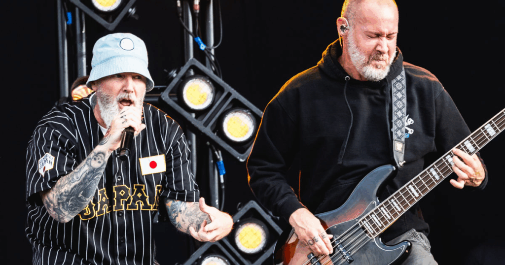 Fred Durst, vocalista de Limp Bizkit y amigo de Sam Rivers, aparece junto a él en un escenario